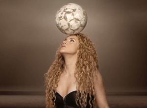Shakira, ballon sur la tête en route pour la cérémonie de clôture du Mondial 