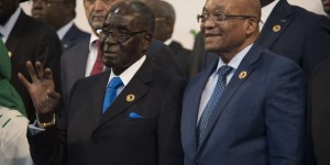 Robert Mugabe (g) et Jacob Zuma (d), le 14 juin 2015 au sommet de l'UA à Johannesburg. © Shiraaz Mohamed/AP/SIPA